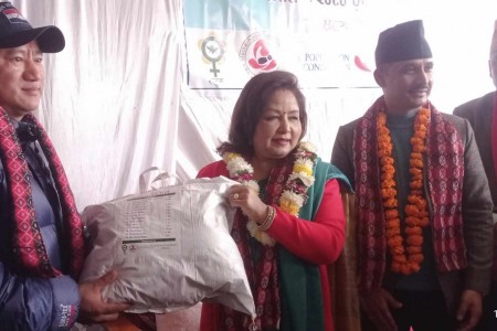 भूकम्प प्रभावित महिलालाई एक हजार थान राहत सामग्री